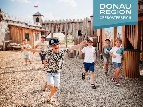 Kinder spielen und entdecken die Piratenburg im IKUNA Naturerlebnispark.