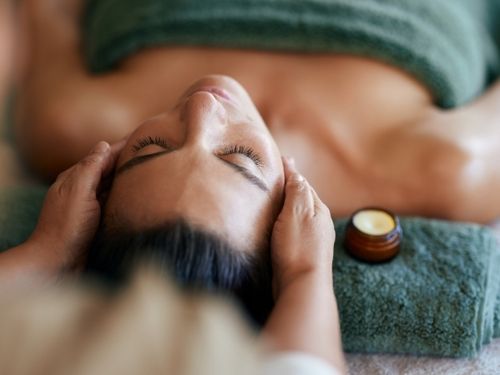 IKUNA Massageangebot Entspannende Massage im IKUNA Spa für wohltuende Erholung und Wellness.