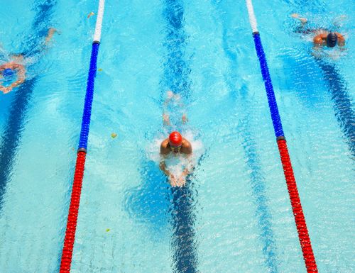IKUNA_Erlebnisbad_Längenschwimmer Drei Längenschwimmer auf abgetrennten Bahnen.