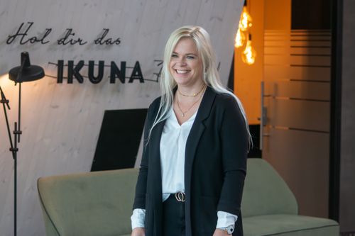 Hotelleitung IKUNA IKUNA Hotelleiterin Viktoria Schöngruber in der Hotelrezeption.