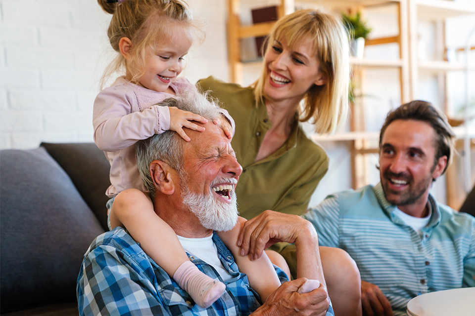 Familie auf dem Sofa mit Kind