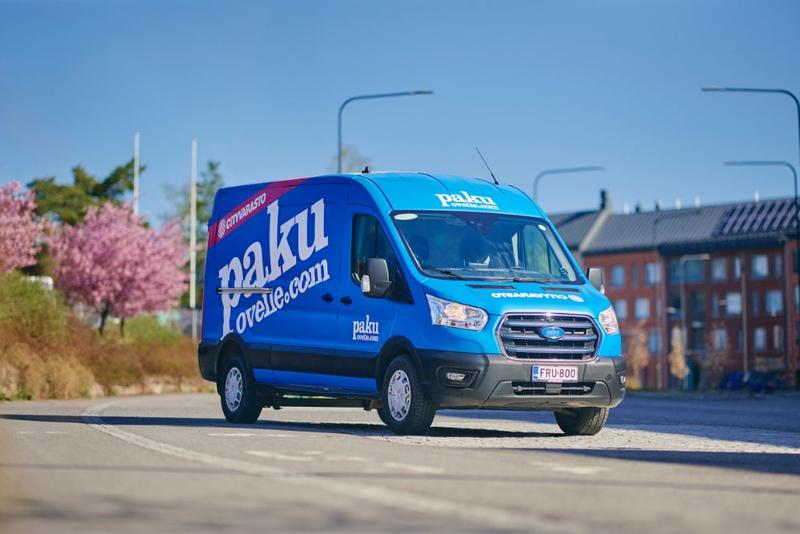 Sininen PakuOvelle.com pakettiauto – vuokraa paku helposti läheltäsi