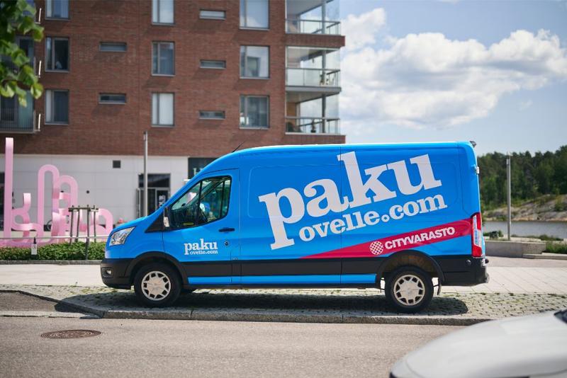Sininen pakettiauto kadulla – Vuokraa Suomen suosituin paku
