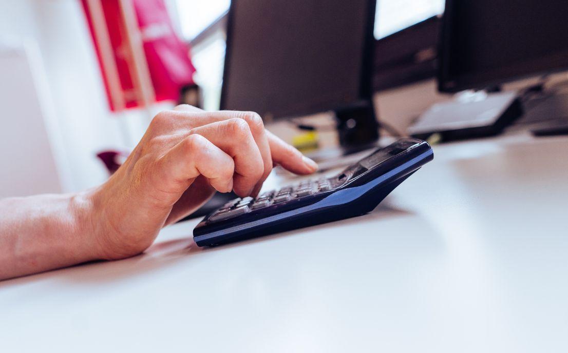 Käsi näpyttelee laskinta — Cityvarasto Business Center