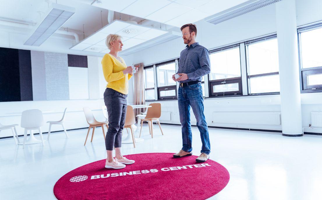 Mies ja nainen Cityvaraston Business centerissä – Cityvarasto vuokraa toimitilaa yrityksille ja organisaatioille