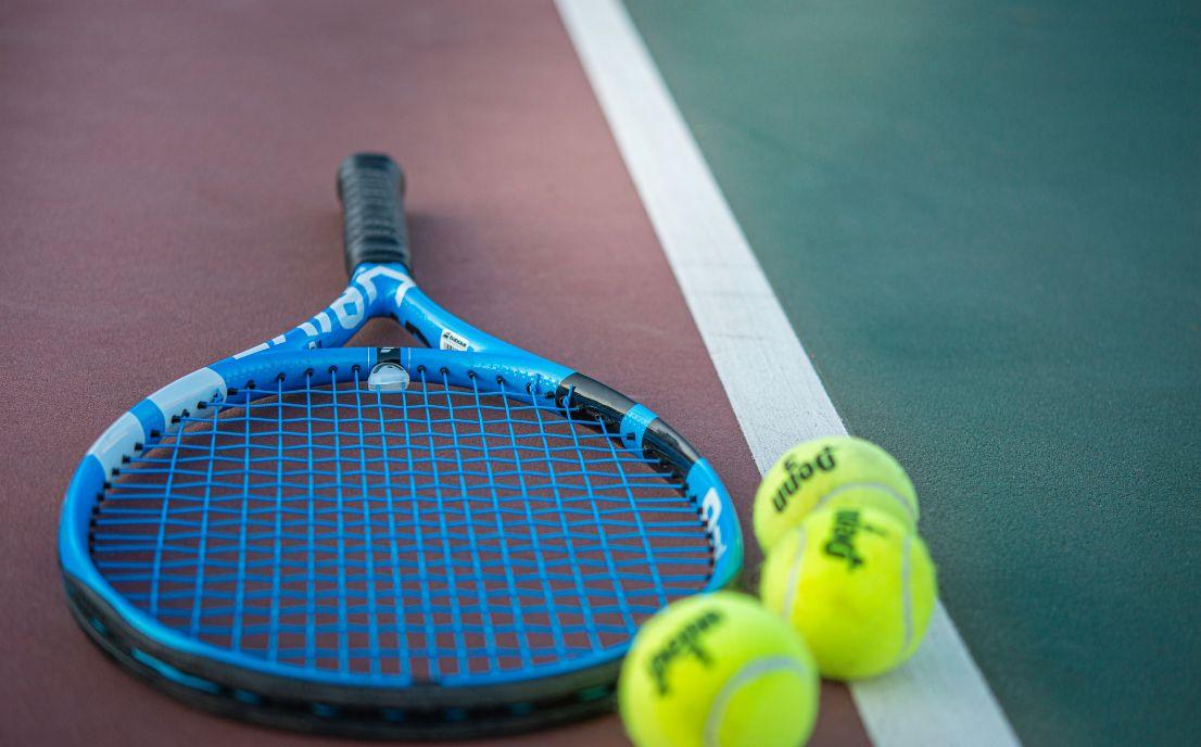 Tennismaila ja pallot kentällä – säilytä harrastusvälineet pienvarastossa