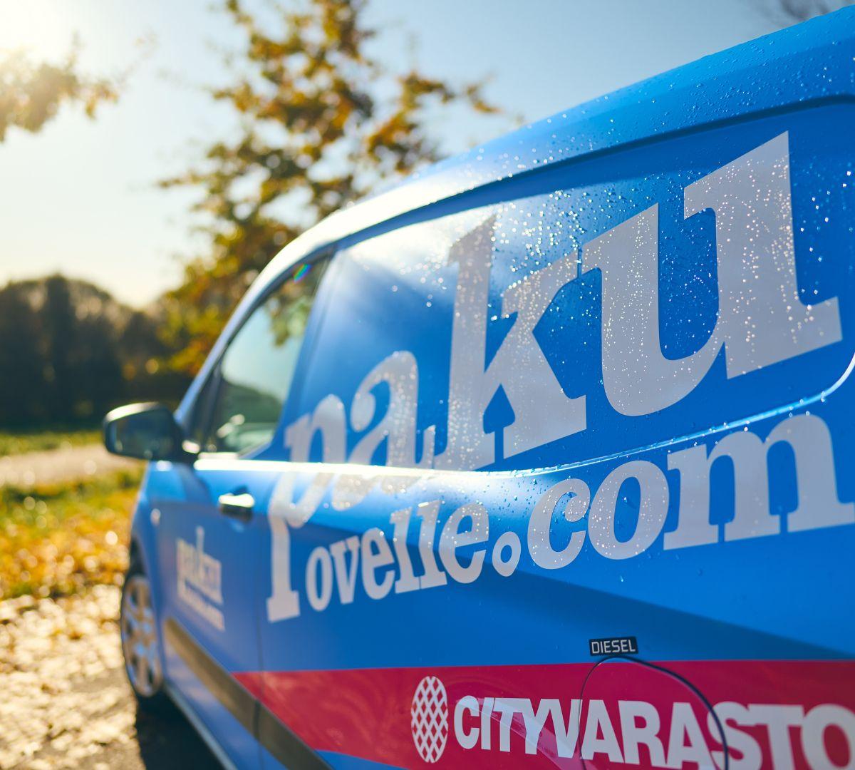 Sininen PakuOvelle.com pakettiauto – vuokraa pakettiauto