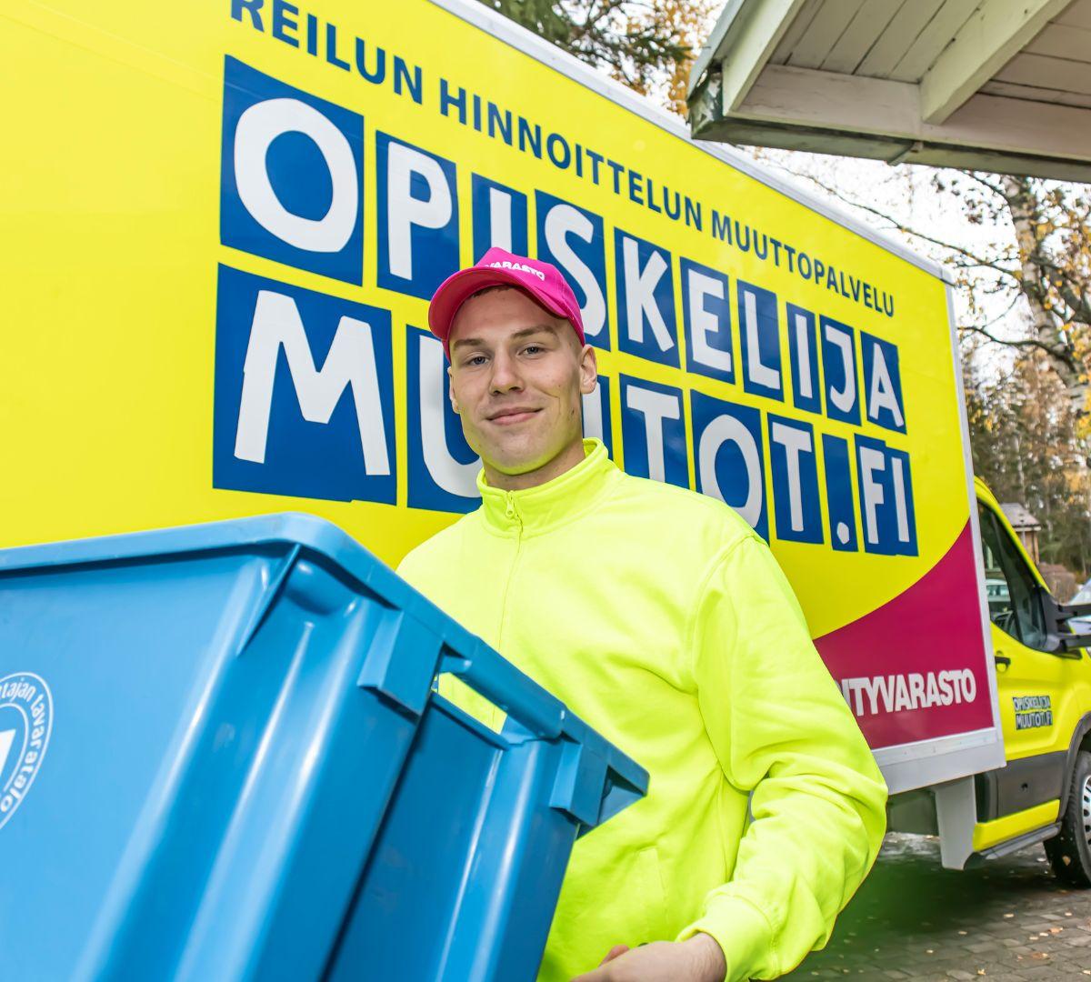 Opiskelijamuuttojen työntekijä kantaa muuttolaatikoita – tee lista tavaroista muuton helpottamiseksi