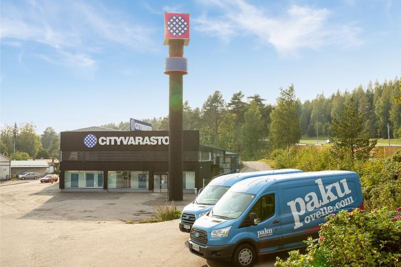 Cityvaraston julkisivu, jonka edessä Pakuovelle.com pakettiautot parkissa – vuokraa pienvarasto edullisesti
