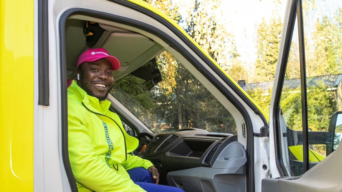 Opiskelijamuuttojen työntekijä istuu muuttoautossa – tule töihin meille muuttotyöntekijäksi