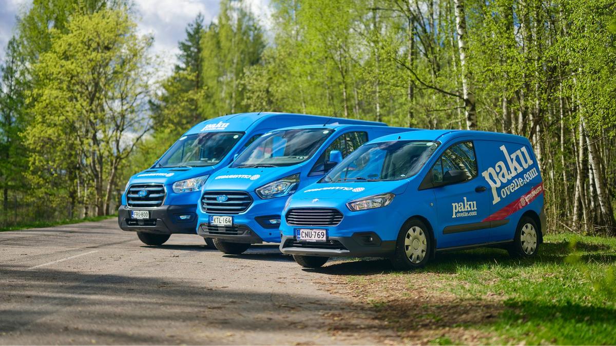Kolme sinistä pakettiautoa rivissä – vuokraa pakettiauto Pakuovelle.com