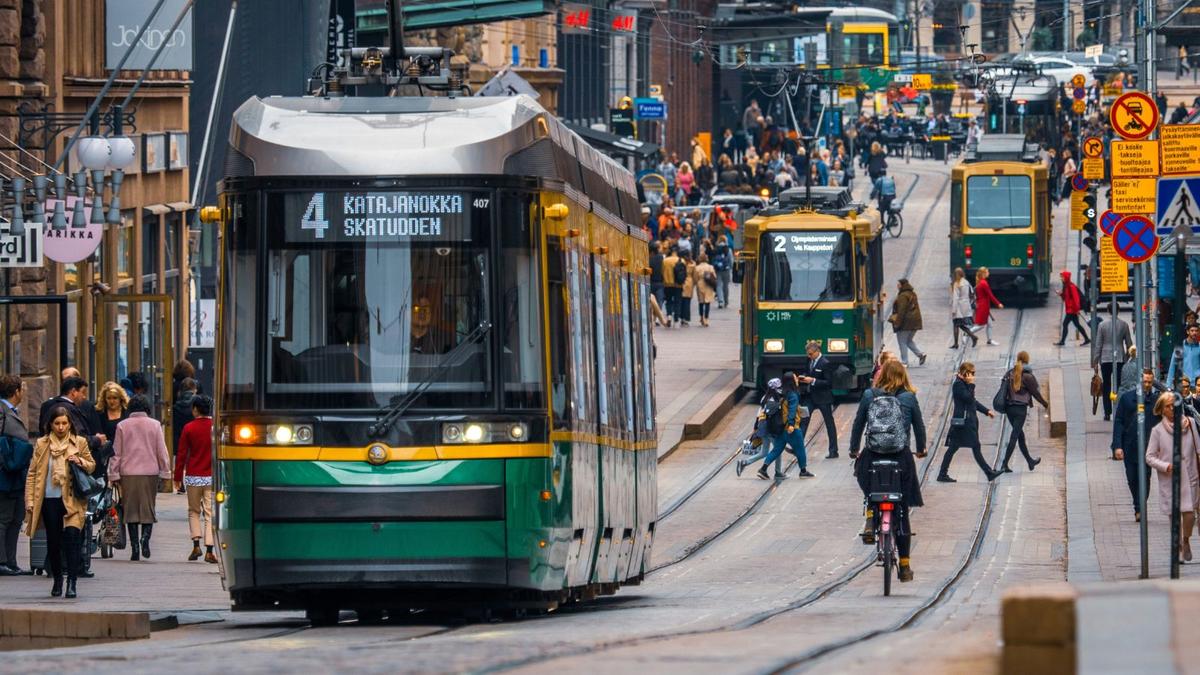 Raitiovaunut Helsingissä Aleksanterinkadulla – muutto uuteen kaupunkiin