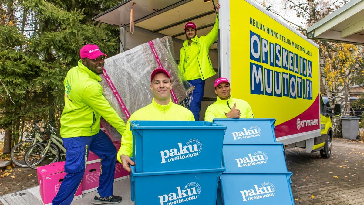 Opiskelijamuuttojen työntekijät kantamassa laatikoita ja tavaroita – suunnittele muuton aikataulu