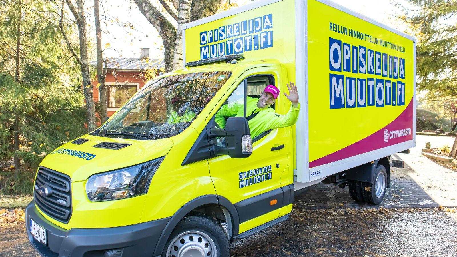 Opiskelijamuuttojen työntekijä vilkuttaa autosta – tietoa meistä ja muuttopalvelusta