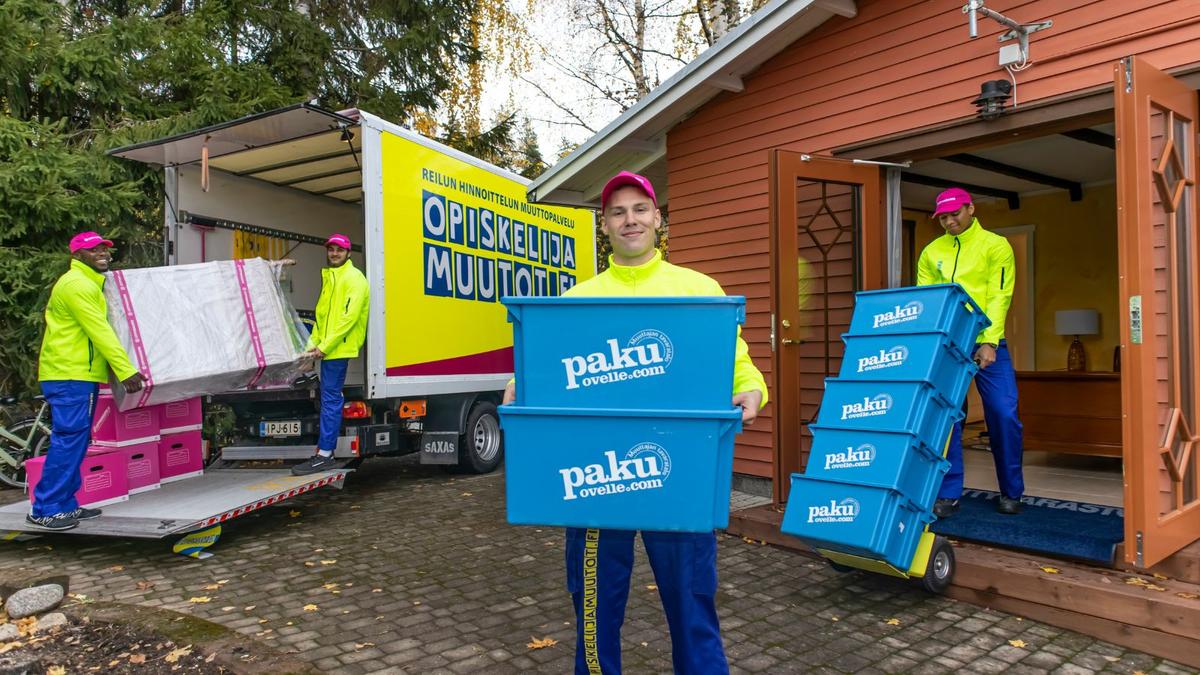 Opiskelijamuuttojen työntekijät kantavat muuttolaatikoita kotiovelle – muuttolaatikoiden vuokraus
