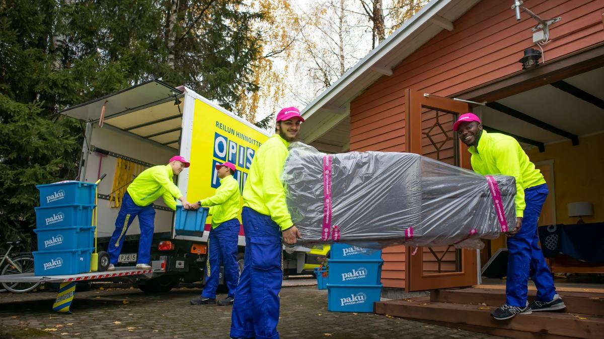 Opiskelijamuuttojen työntekijät kantavat suojattua huonekalua – kantoapu ja siirtoapu