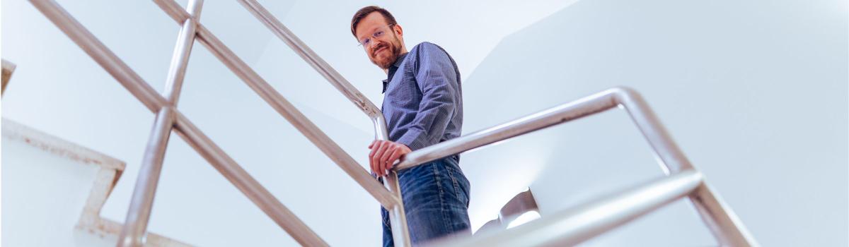 Mies Cityvaraston Business Centerin portaikossa — Vuokraa toimistotilaa Cityvarastolta