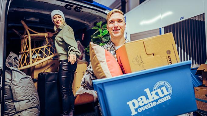 Kaksi henkilöä kantamassa muuttokuormaa - Muuttajan lisäpalvelut