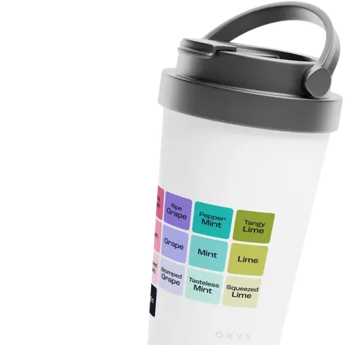 Vit resemugg med svart lock med ett tryck av en färgpalett