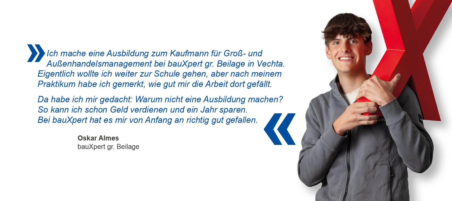 Auszubildender von bauXpert gr. Beilage steht lächelnd vor weißem Hintergrund und hält ein großes rotes X. Daneben ist sein Zitat über seine Ausbildung zum Kaufmann für Groß- und Außenhandelsmanagement bei bauXpert zu sehen.