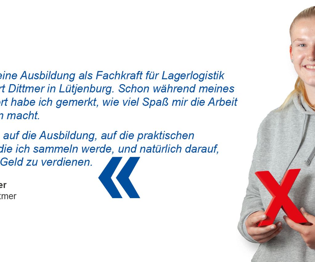 Auszubildende von bauXpert Dittmer steht lächelnd vor weißem Hintergrund und hält ein rotes X in den Händen. Daneben steht ihr Zitat über ihre Ausbildung als Fachkraft für Lagerlogistik bei bauXpert.