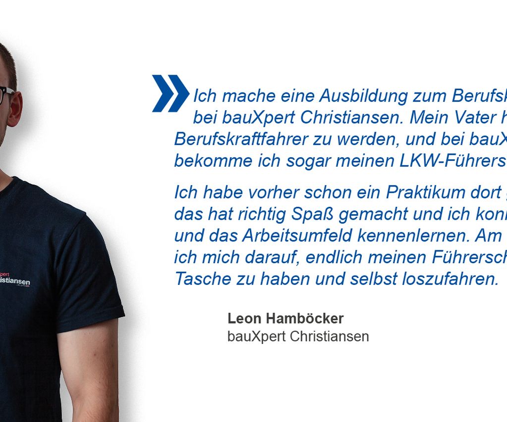 Auszubildender von bauXpert Christiansen trägt ein dunkelblaues T-Shirt mit Logo und lächelt in die Kamera. Neben ihm steht sein Zitat über seine Ausbildung zum Berufskraftfahrer bei bauXpert Christiansen.