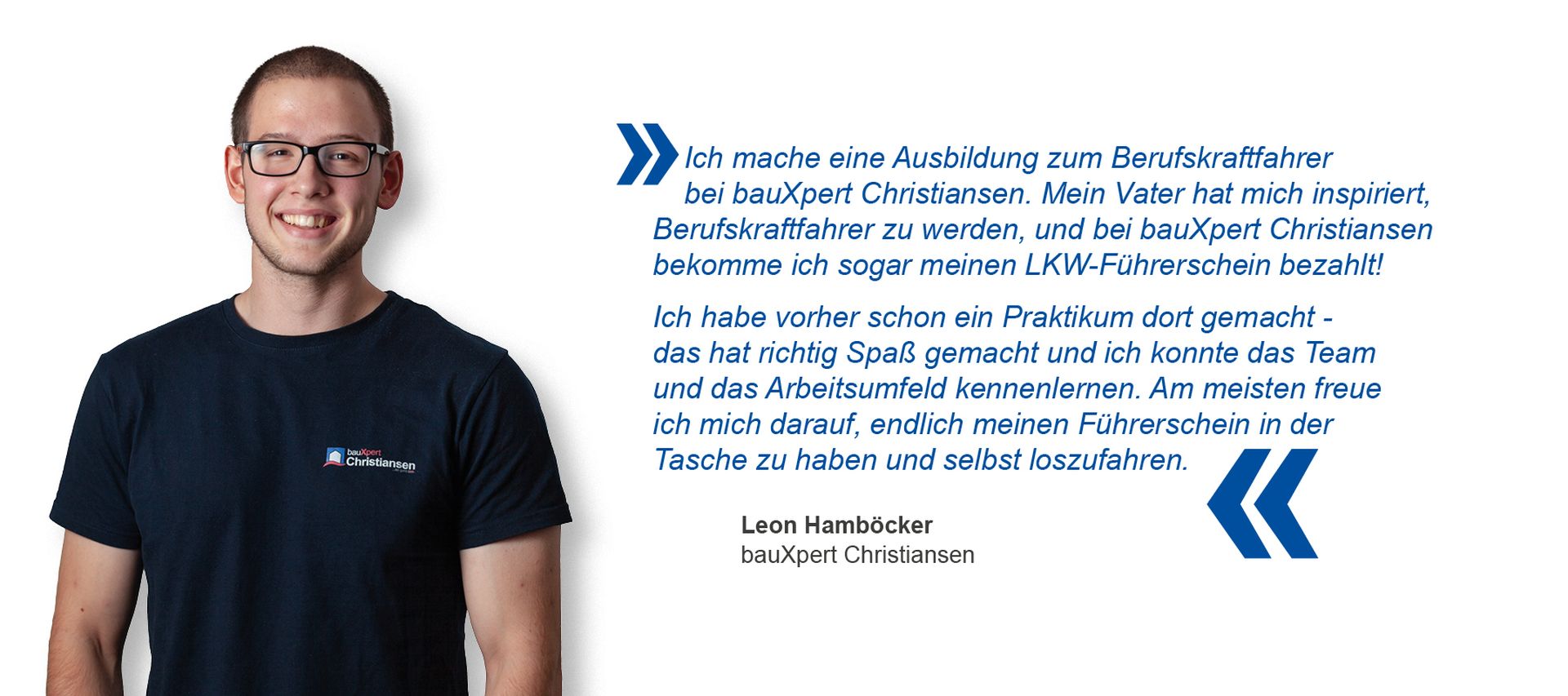 Auszubildender von bauXpert Christiansen trägt ein dunkelblaues T-Shirt mit Logo und lächelt in die Kamera. Neben ihm steht sein Zitat über seine Ausbildung zum Berufskraftfahrer bei bauXpert Christiansen.
