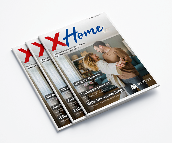Drei übereinandergelegte Ausgaben des Magazins XHome mit einem tanzenden Paar im Wohnzimmer auf dem Titelbild