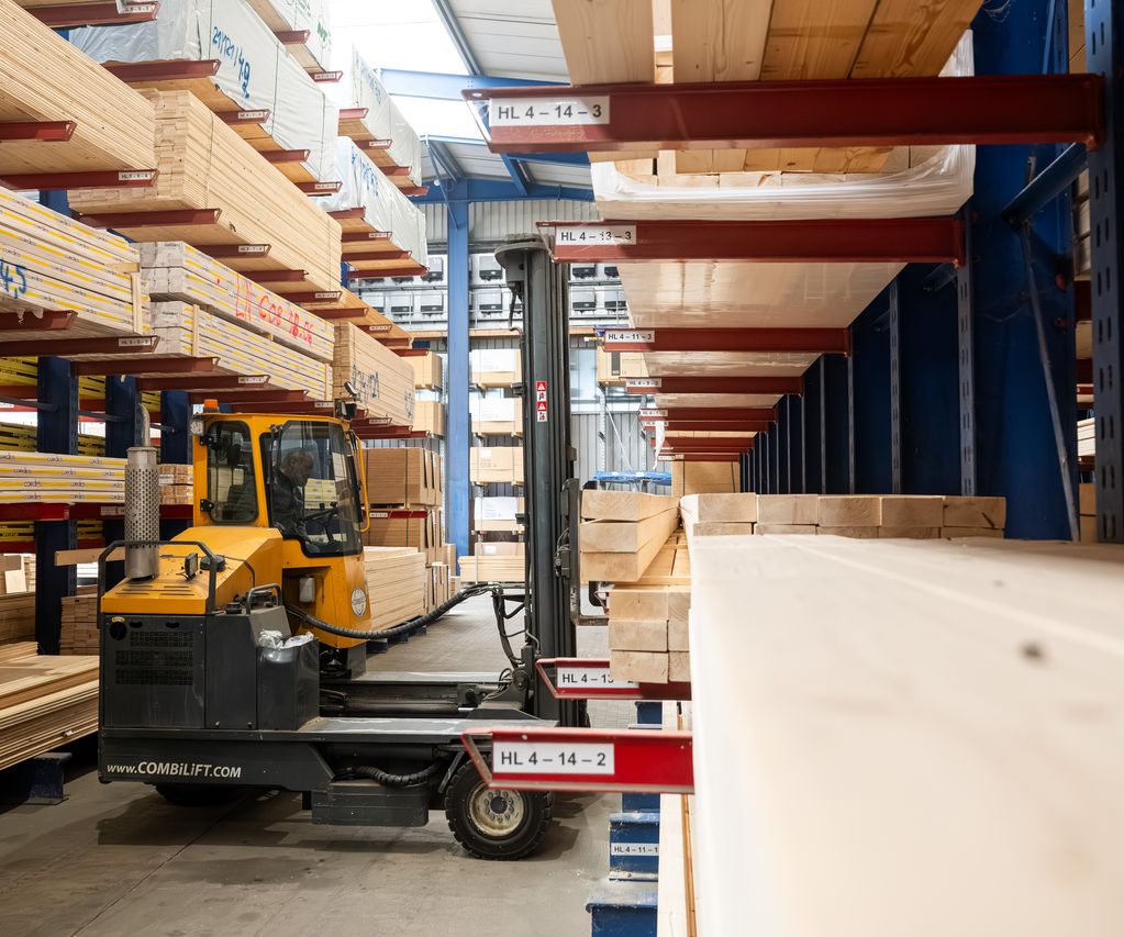 Seitenstapler im Holzlager beim Einlagern von Bauholz und Plattenmaterial