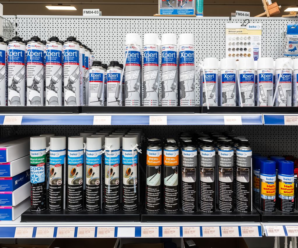 Xpert Montageschaum und Zubehör im Fachmarktregal bei bauXpert