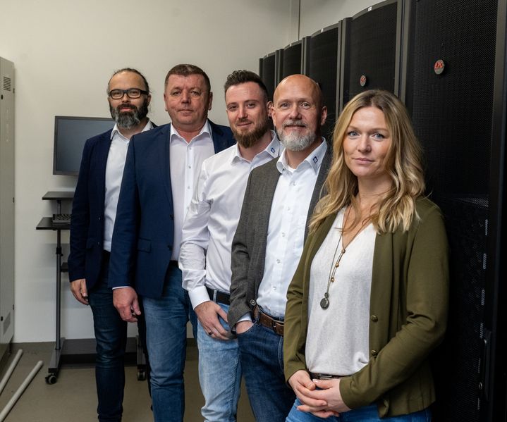 IT-Team der bauXpert Zentrale im Serverraum der Systemzentrale