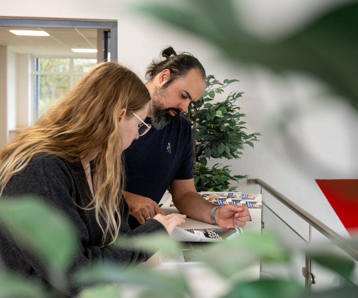 Mitarbeitende der bauXpert Zentrale bei interner Abstimmung und Projektvorbereitung