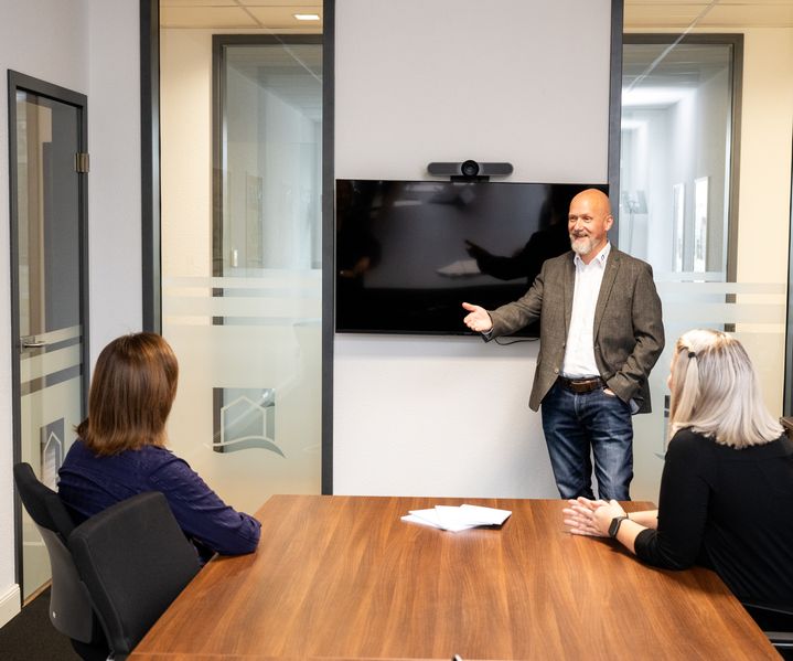 Teamleiter der bauXpert Zentrale bei interner Präsentation und Strategiebesprechung
