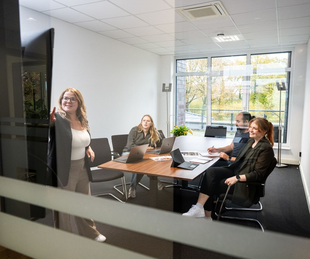 Marketing-Team der bauXpert Zentrale bei interner Kampagnen- und Projektbesprechung