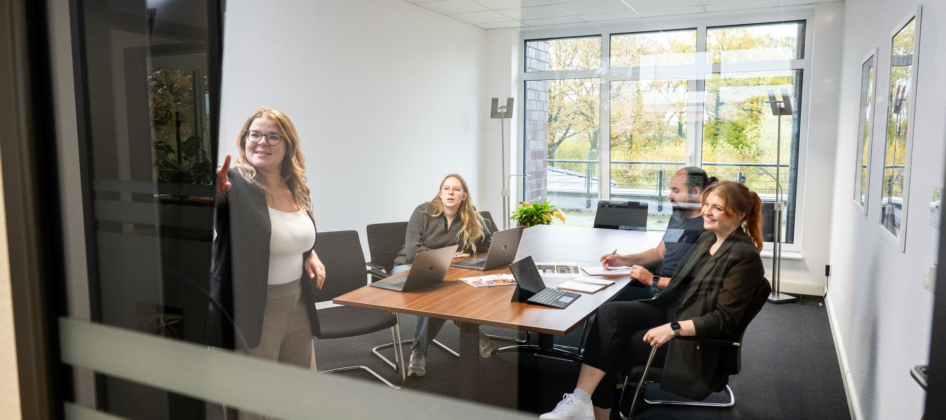 Marketing-Team der bauXpert Zentrale bei interner Kampagnen- und Projektbesprechung