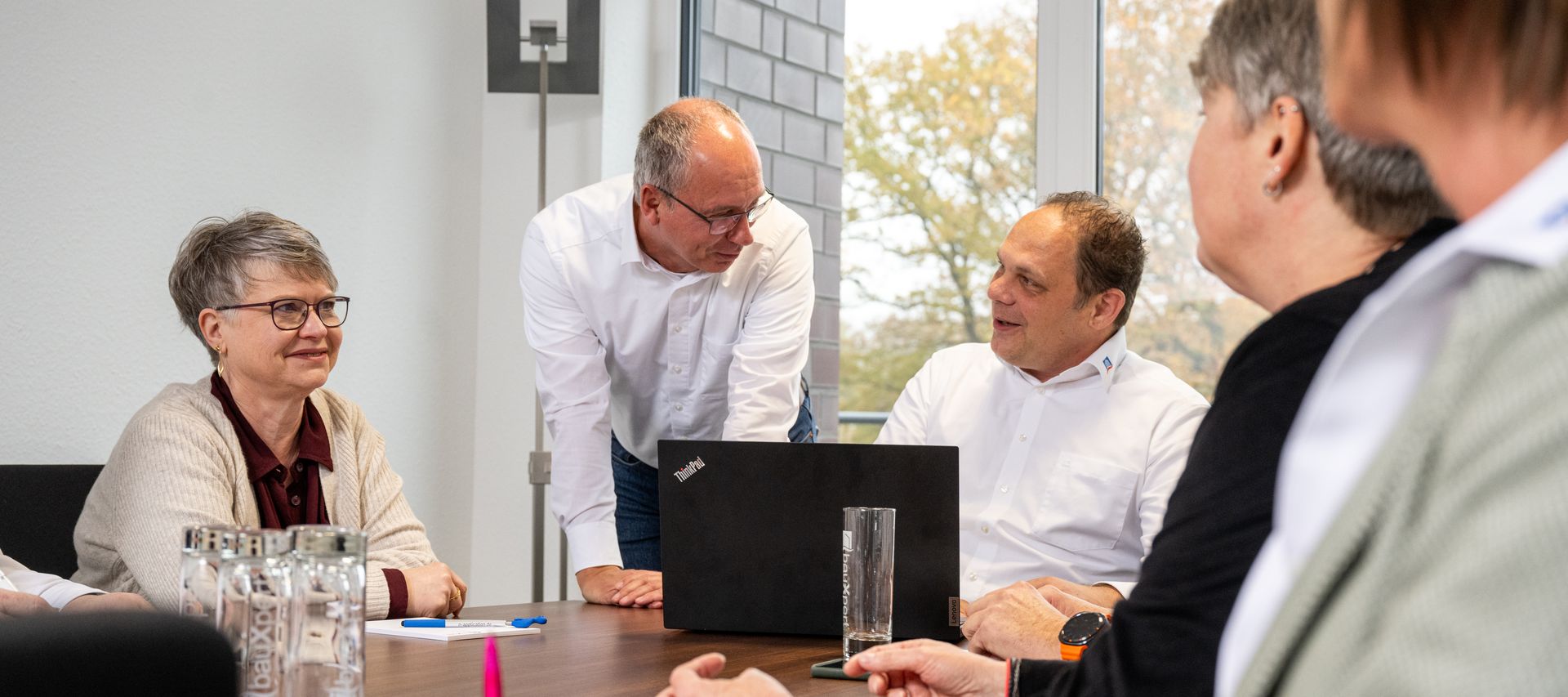 Team Buchhaltung der bauXpert Zentrale im Austausch während einer Besprechung