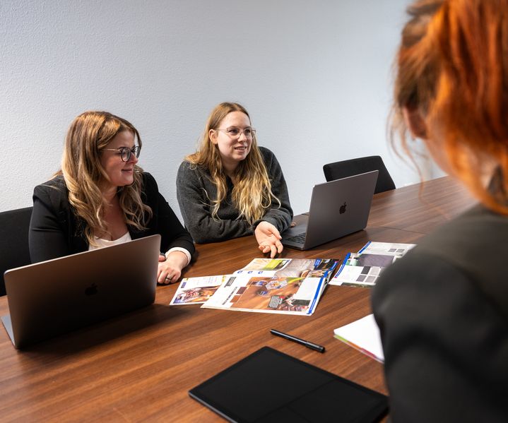 Marketing-Team der bauXpert Zentrale bei Projektabstimmung und Kampagnenplanung