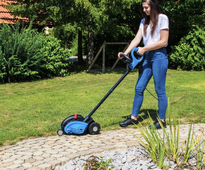 Gerade verlegte Rasenkantensteine als klare Trennung zwischen Rasenfläche und Pflasterweg.
