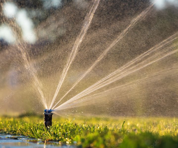 Eine Bewässerungssteuerung ist installiert und regelt die automatische Wasserversorgung im Garten.