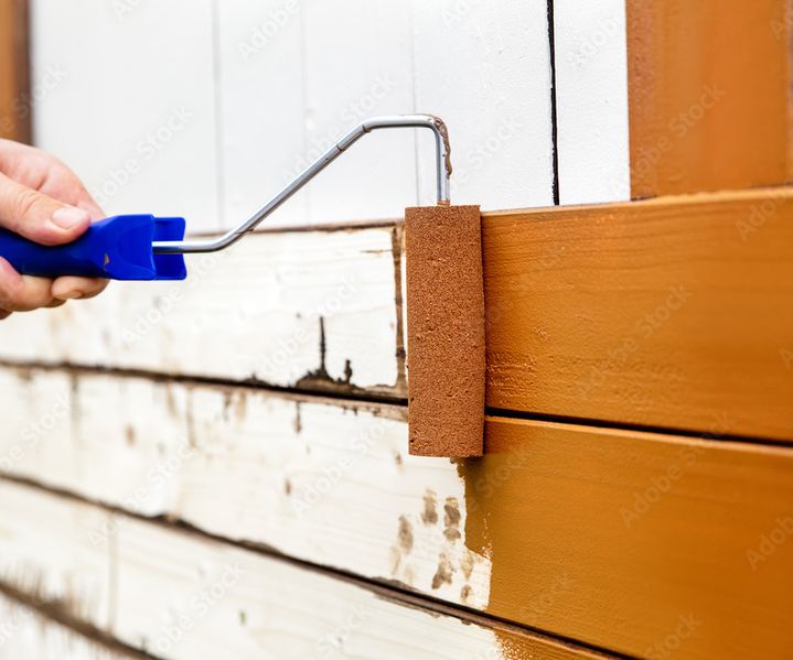 Holzfarbe ist gleichmäßig aufgetragen und verleiht der Holzfläche eine deckende, frische Optik.
