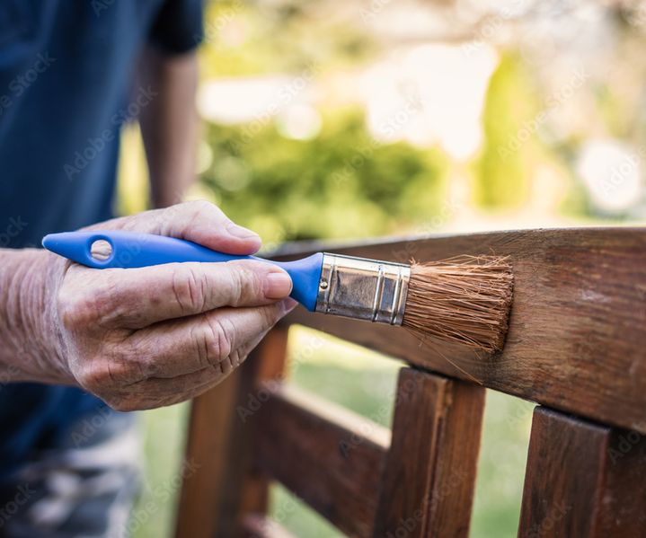 Holzlack sorgt für eine glatte, widerstandsfähige Oberfläche auf einem Holzbauteil. Titel: Holzlack