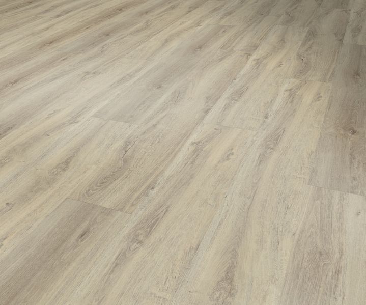 Ein Vinylboden ist sauber verlegt und kombiniert eine natürliche Optik mit robuster Oberfläche.