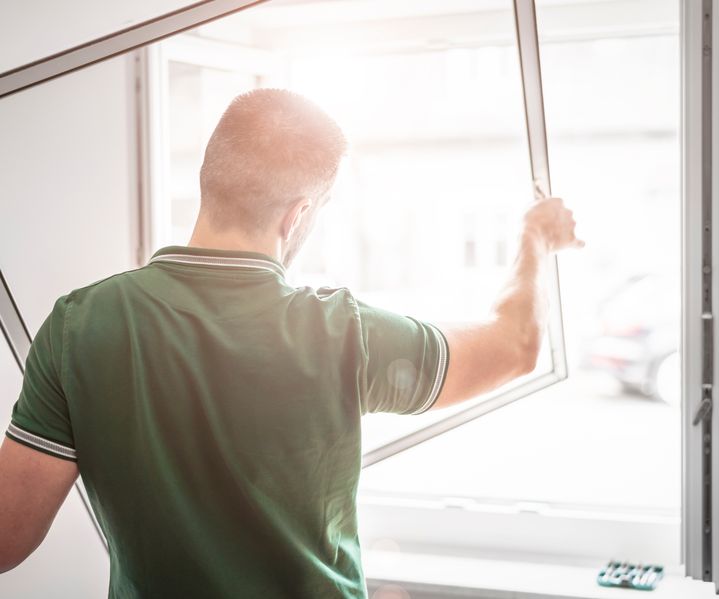 Ein Insektenschutzgitter ist am Fenster montiert und hält Insekten aus dem Innenraum fern.