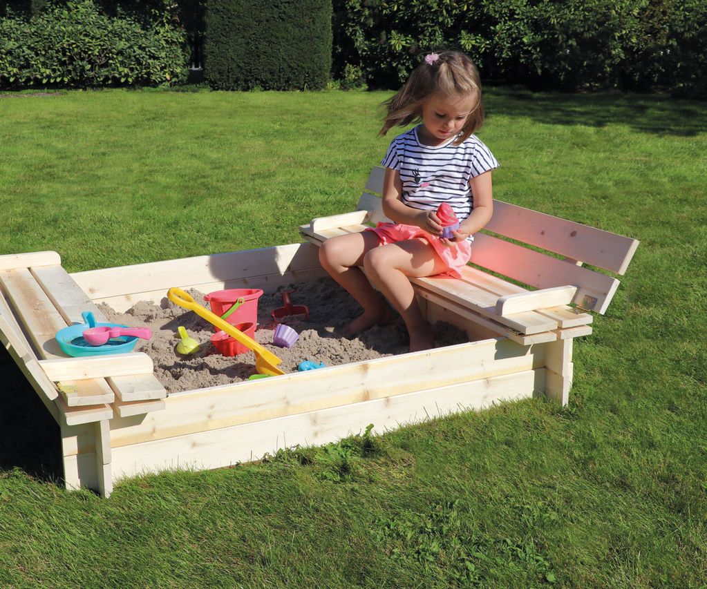 Eine Sandkiste aus Holz kombiniert Klettern, Rutschen und Verstecken im eigenen Garten.