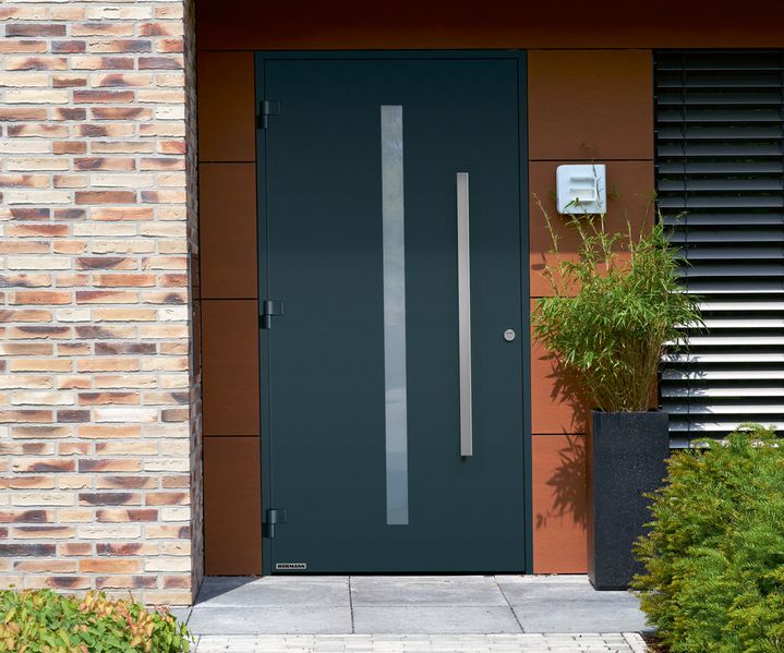 Eine hochwertige Haustür bildet den Eingangsbereich eines Wohnhauses und verbindet Sicherheit mit ansprechendem Design