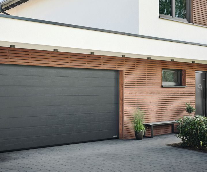 Mehrere Garagentore sind an Wohngebäuden montiert und bieten sicheren Schutz für Fahrzeuge.