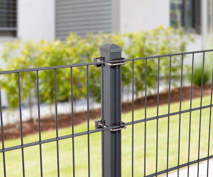 Metall- und Holz-Zaunpfosten zur sicheren Befestigung eines Gartenzauns