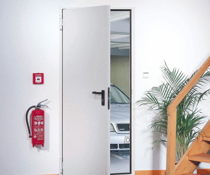 Eine massive Funktionstür ist in einer Innenwand verbaut und für hohe Sicherheitsanforderungen ausgelegt