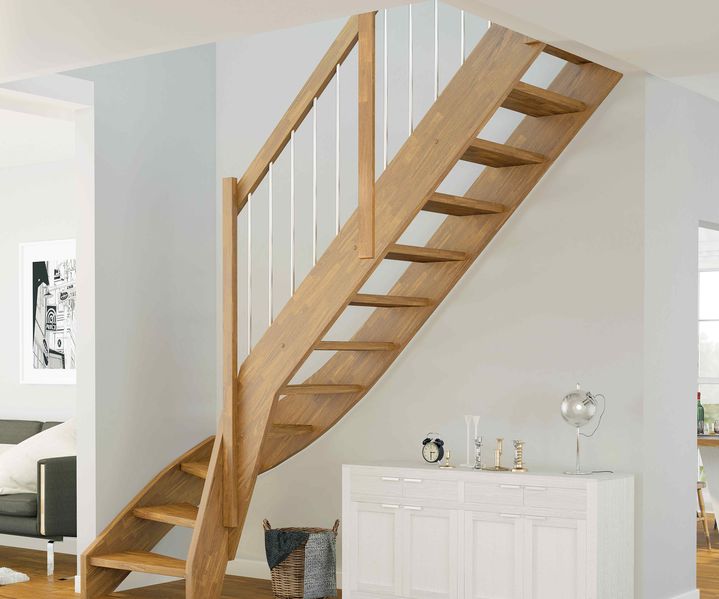 Mehrere Treppenstufen aus robustem Material sind sauber montiert und bilden einen sicheren Aufgang.