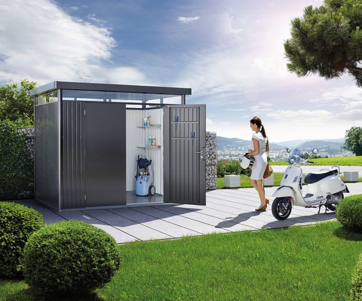 Eine Aufbewahrungsbox im Garten bietet geschützten Stauraum für Kissen und Zubehör.